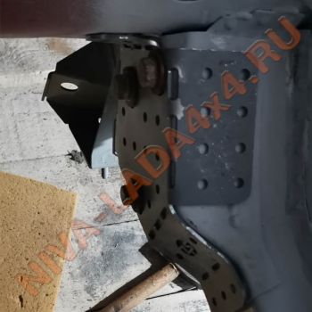 Накладка-усилитель передних лонжеронов внутренние, места крепления рулевой редуктор и рычаг маятниковый НИВА